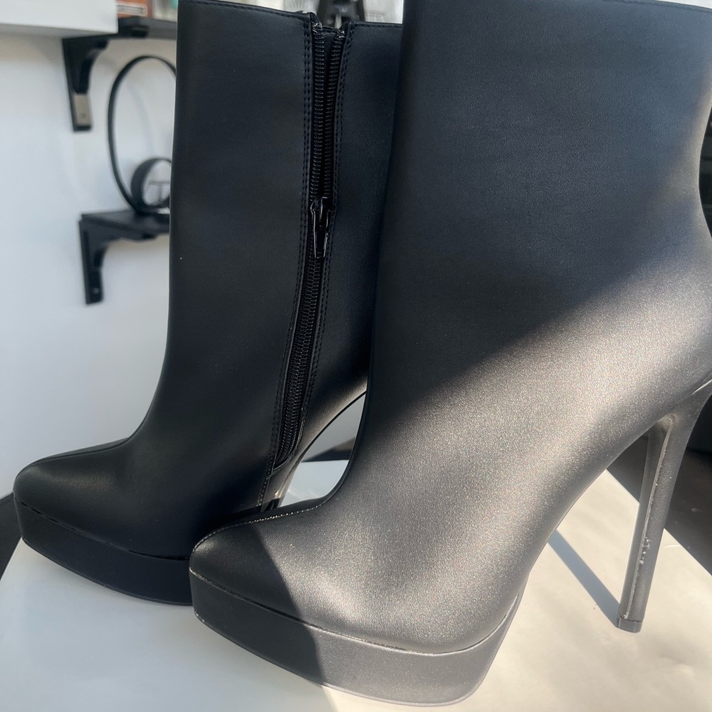 New. Black Faux leather Platform bootie Sz 8.5